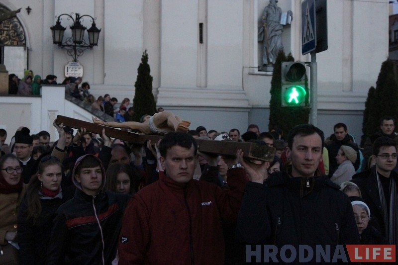 Сотни католиков прошли Крестный путь по центру Гродно Сотни католиков прошли Крестный путь по центру Гродно