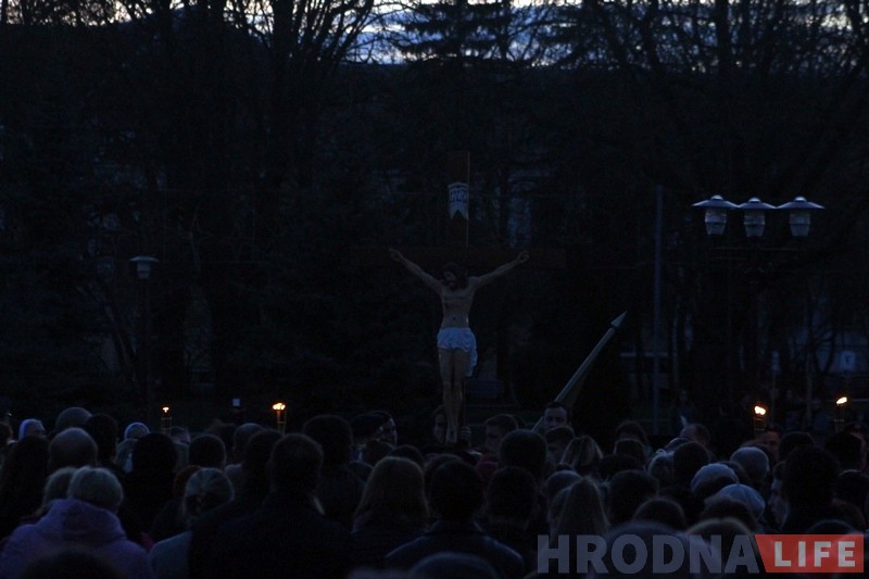 Сотни католиков прошли Крестный путь по центру Гродно Сотни католиков прошли Крестный путь по центру Гродно