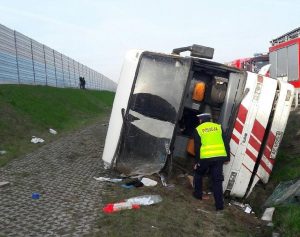 На Подольной машина на польских номерах влетела в дерево. Водитель серьезно пострадал