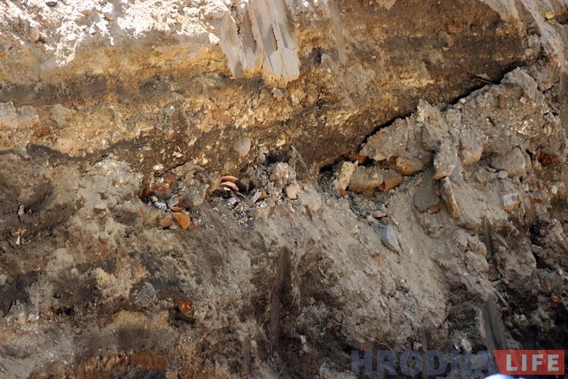 Археолог обследовал территорию возле Фары Витовта: черепица, кости животных и строительный мусор Археолог обследовал территорию возле Фары Витовта: черепица, кости животных и строительный мусор