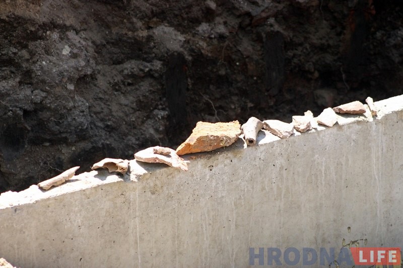 Археолог обследовал территорию возле Фары Витовта: черепица, кости животных и строительный мусор Археолог обследовал территорию возле Фары Витовта: черепица, кости животных и строительный мусор