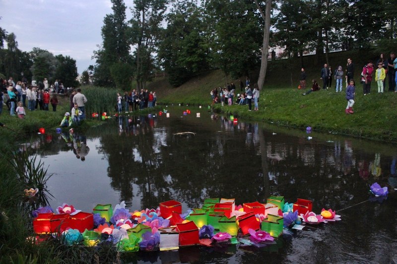 В парке Жилибера в Гродно прошел фестиваль водных фонариков В парке Жилибера в Гродно прошел фестиваль водных фонариков