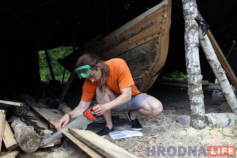 Гродненец по старым чертежам строит ладью викингов, чтобы доплыть до Балтики Гродненец по старым чертежам строит ладью викингов, чтобы доплыть до Балтики