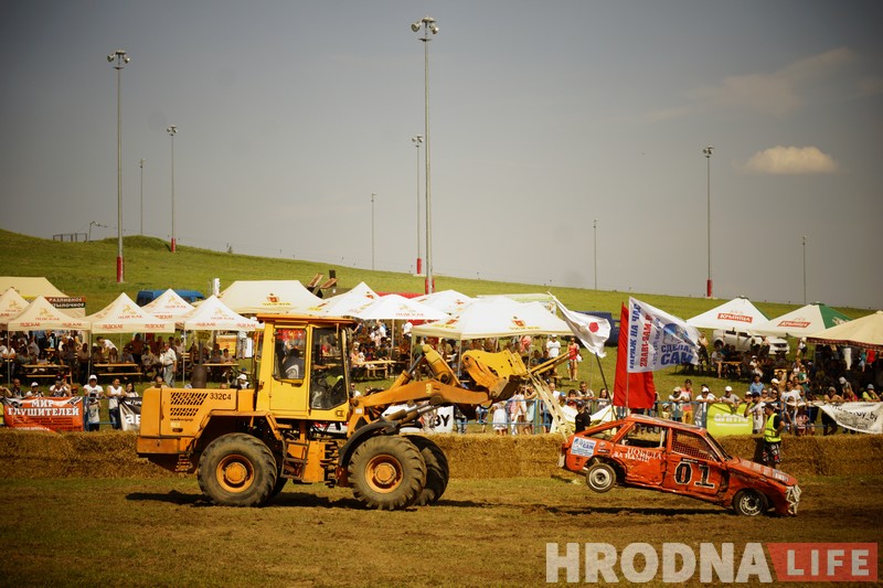 "Победил на пустых колесах". Черная и белая "Волги" сошлись в финальном поединке гродненских автобоев