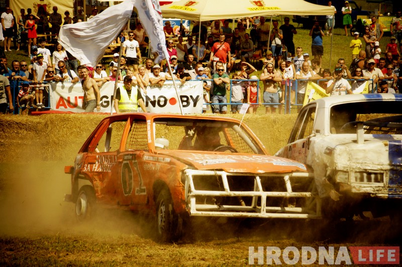 "Победил на пустых колесах". Черная и белая "Волги" сошлись в финальном поединке гродненских автобоев