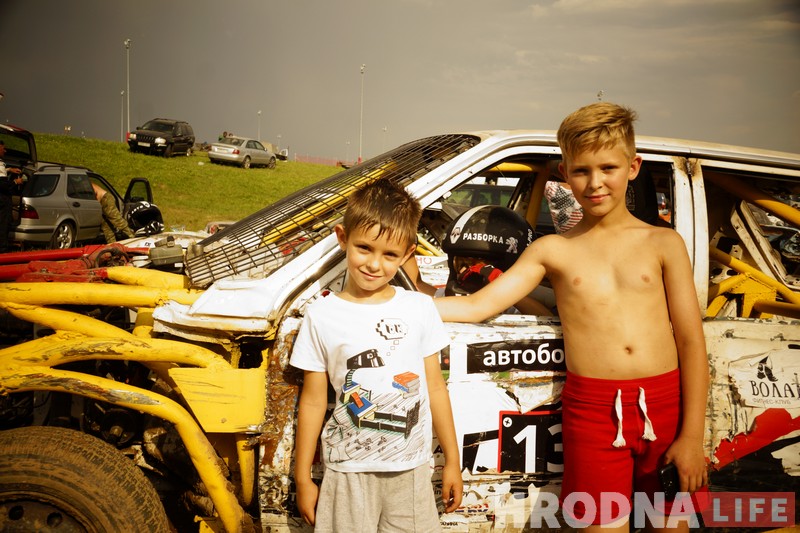 "Победил на пустых колесах". Черная и белая "Волги" сошлись в финальном поединке гродненских автобоев