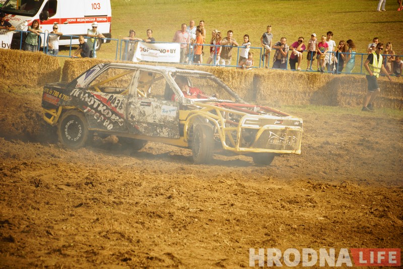 "Победил на пустых колесах". Черная и белая "Волги" сошлись в финальном поединке гродненских автобоев