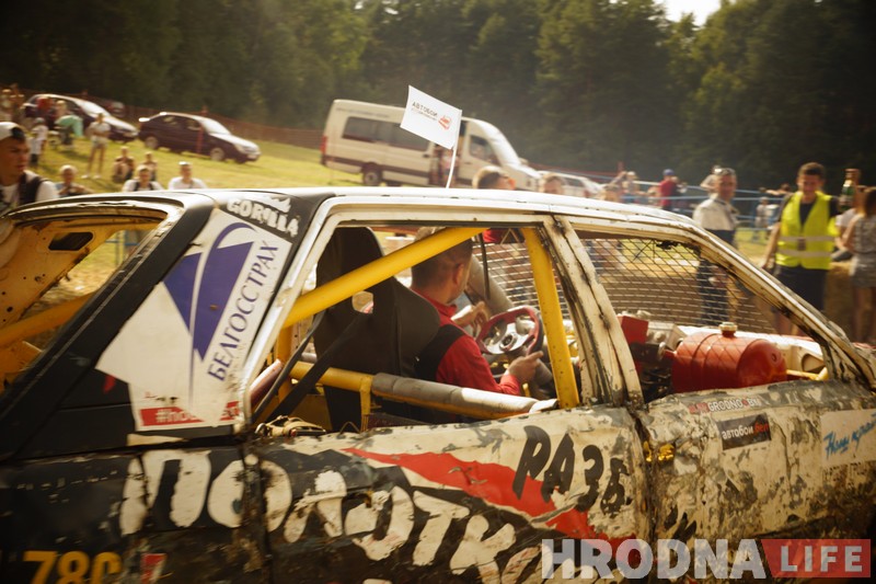 "Победил на пустых колесах". Черная и белая "Волги" сошлись в финальном поединке гродненских автобоев