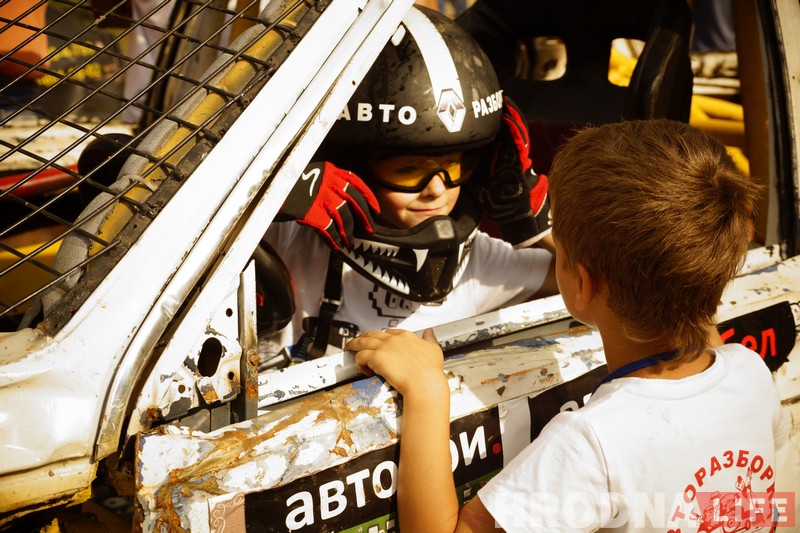 "Победил на пустых колесах". Черная и белая "Волги" сошлись в финальном поединке гродненских автобоев