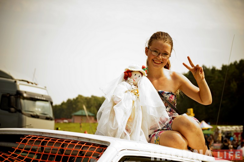 "Победил на пустых колесах". Черная и белая "Волги" сошлись в финальном поединке гродненских автобоев