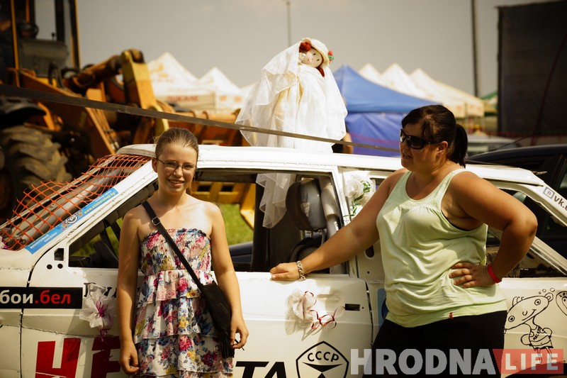 "Победил на пустых колесах". Черная и белая "Волги" сошлись в финальном поединке гродненских автобоев