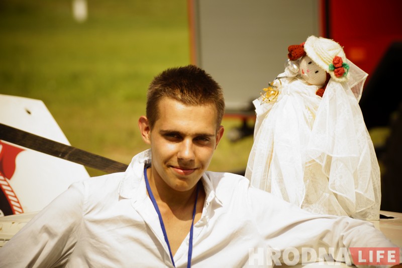 "Победил на пустых колесах". Черная и белая "Волги" сошлись в финальном поединке гродненских автобоев