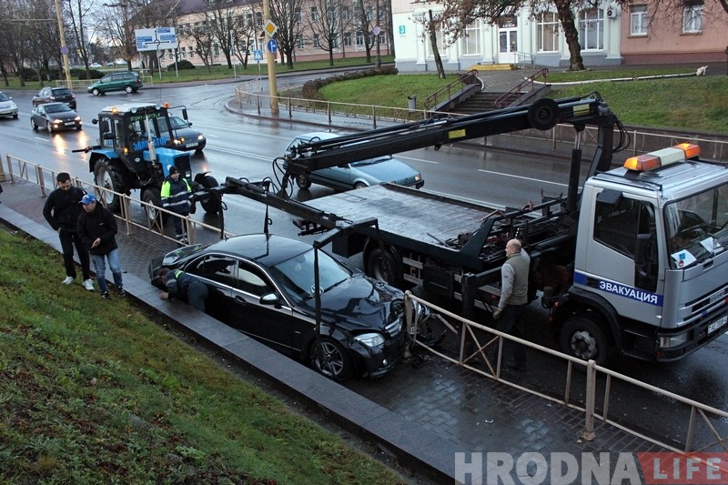 В Гродно пьяная компания на Mercedes вылетела на тротуар: только чудом никто не пострадал В Гродно пьяная компания на Mercedes вылетела на тротуар: только чудом никто не пострадал