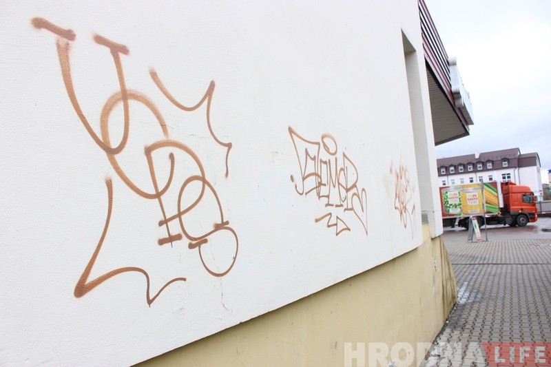 Неизвестные опять разрисовали центральные улицы Гродно примитивным граффити Неизвестные опять разрисовали центральные улицы Гродно примитивным граффити