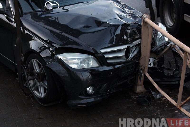 В Гродно пьяная компания на Mercedes вылетела на тротуар: только чудом никто не пострадал В Гродно пьяная компания на Mercedes вылетела на тротуар: только чудом никто не пострадал
