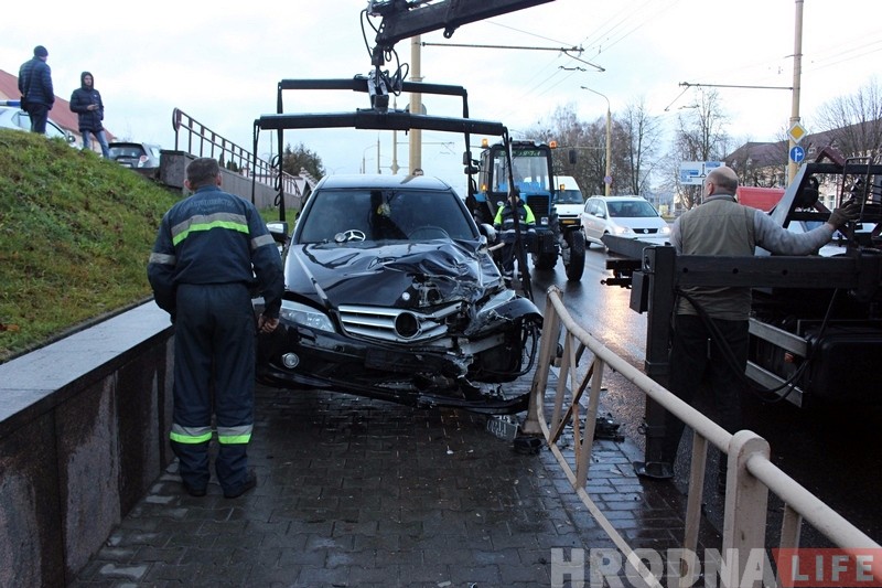 В Гродно пьяная компания на Mercedes вылетела на тротуар: только чудом никто не пострадал В Гродно пьяная компания на Mercedes вылетела на тротуар: только чудом никто не пострадал