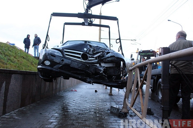 В Гродно пьяная компания на Mercedes вылетела на тротуар: только чудом никто не пострадал В Гродно пьяная компания на Mercedes вылетела на тротуар: только чудом никто не пострадал