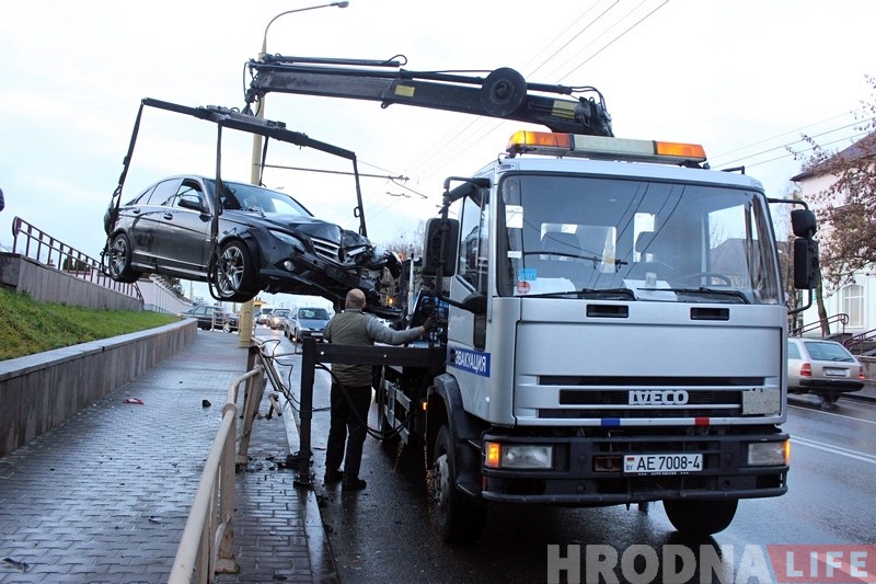В Гродно пьяная компания на Mercedes вылетела на тротуар: только чудом никто не пострадал В Гродно пьяная компания на Mercedes вылетела на тротуар: только чудом никто не пострадал
