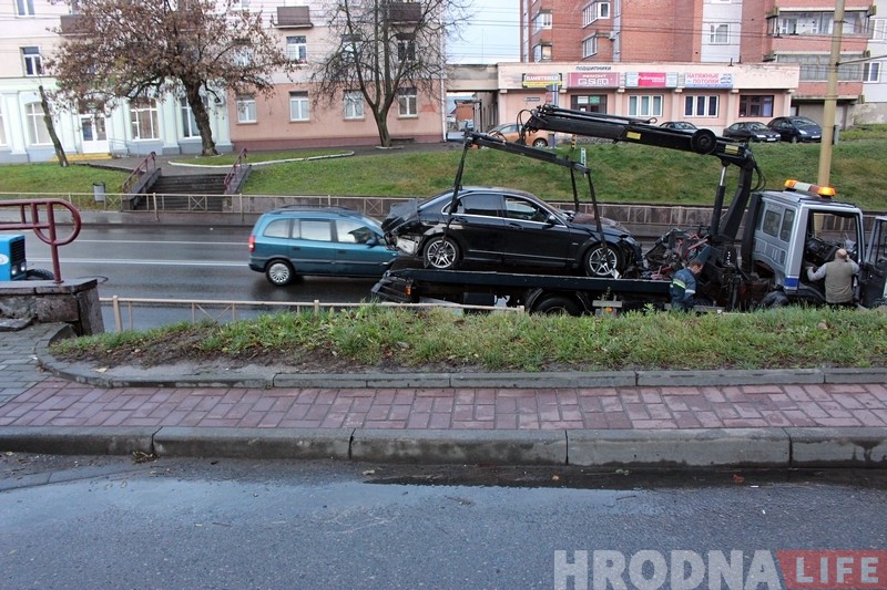 В Гродно пьяная компания на Mercedes вылетела на тротуар: только чудом никто не пострадал В Гродно пьяная компания на Mercedes вылетела на тротуар: только чудом никто не пострадал