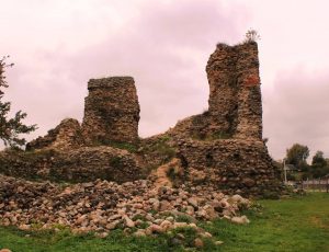"Помещения в подвале Княжеской башни разваливались быстро". Посмотрите на башню Кревского замка до и после консервации