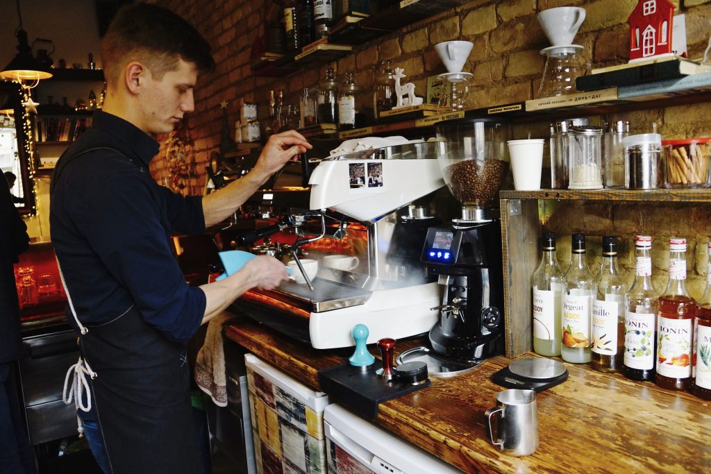 Серебро за летучую мышь. Бариста из Гродно получил второе место в чемпионате страны