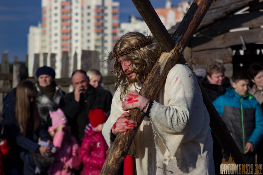 Фотофакт: на Ольшанке впервые прошел театрализованный Крестный путь Фотофакт: на Ольшанке впервые прошел театрализованный Крестный путь