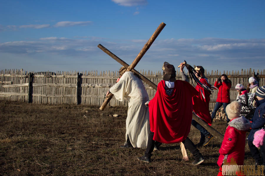Фотофакт: на Ольшанке впервые прошел театрализованный Крестный путь Фотофакт: на Ольшанке впервые прошел театрализованный Крестный путь