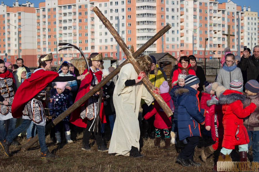Фотофакт: на Ольшанке впервые прошел театрализованный Крестный путь Фотофакт: на Ольшанке впервые прошел театрализованный Крестный путь