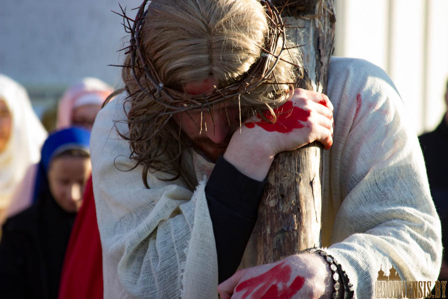 Фотофакт: на Ольшанке впервые прошел театрализованный Крестный путь Фотофакт: на Ольшанке впервые прошел театрализованный Крестный путь