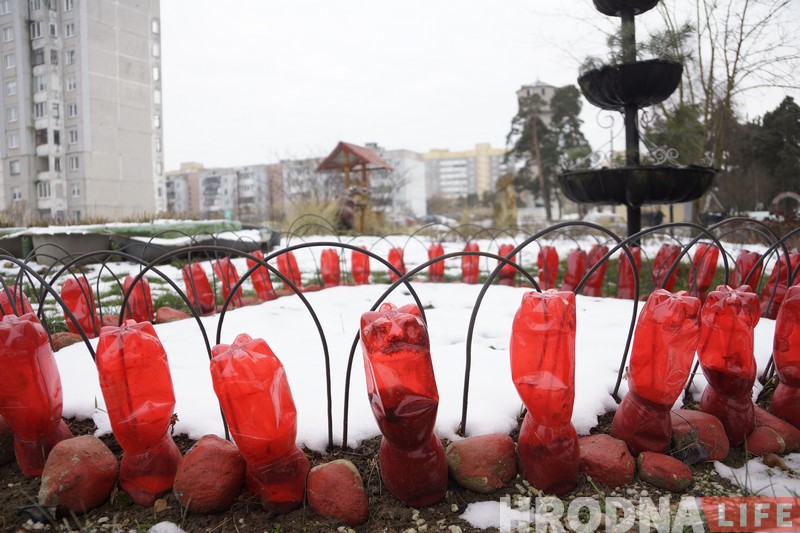 Постмодерн своими руками. Как украшают дворы на районах в Гродно и не только Постмодерн своими руками. Как украшают дворы на районах в Гродно и не только