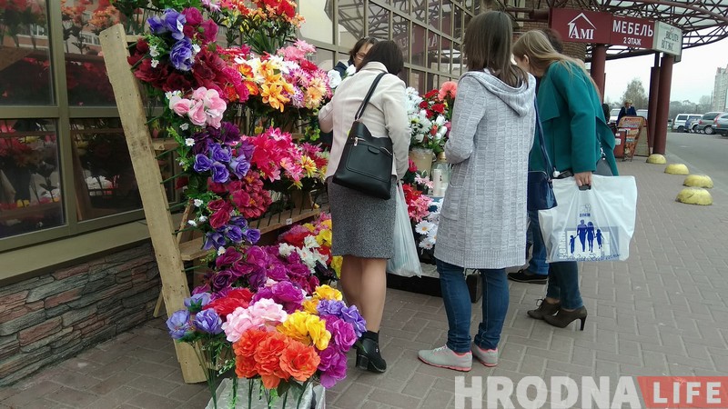 Искусственная Радуница: пластиковые цветы на могилах переживут похороненых на сотни лет Искусственная Радуница: пластиковые цветы на могилах переживут похороненых на сотни лет