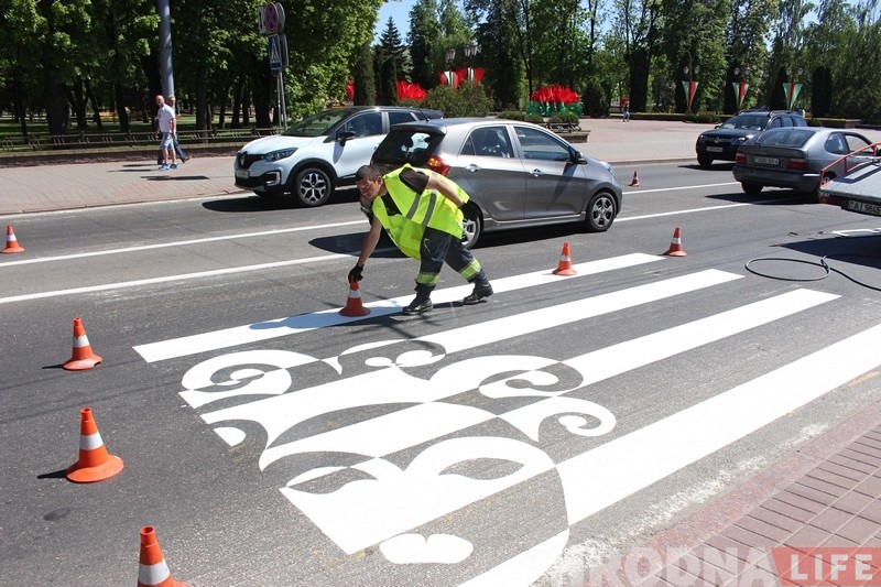 В Гродно на пешеходных переходах начали появляться надписи и рисунки В Гродно на пешеходных переходах начали появляться надписи и рисунки