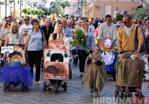 Первый городской выпускной в Гродно: шествие, концерт и салют для 2,5 тысяч выпускников