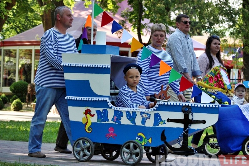 ФОТО: Традиционный парад детских колясок прошел в Гродно ФОТО: Традиционный парад детских колясок прошел в Гродно
