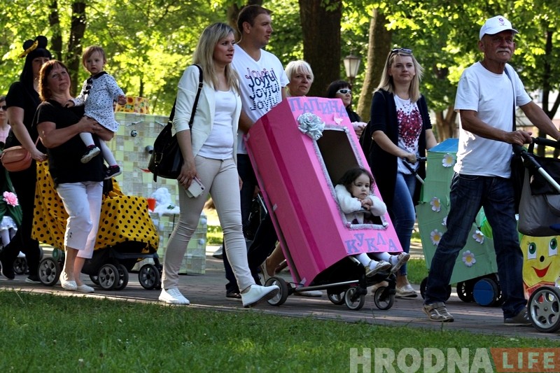 ФОТО: Традиционный парад детских колясок прошел в Гродно ФОТО: Традиционный парад детских колясок прошел в Гродно