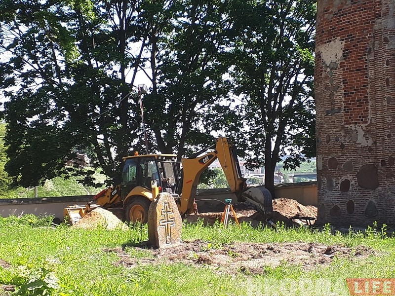 Во время земляных работ у Коложи попадаются захоронения людей Во время земляных работ у Коложи попадаются захоронения людей