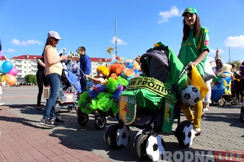 ФОТО: Традиционный парад детских колясок прошел в Гродно ФОТО: Традиционный парад детских колясок прошел в Гродно