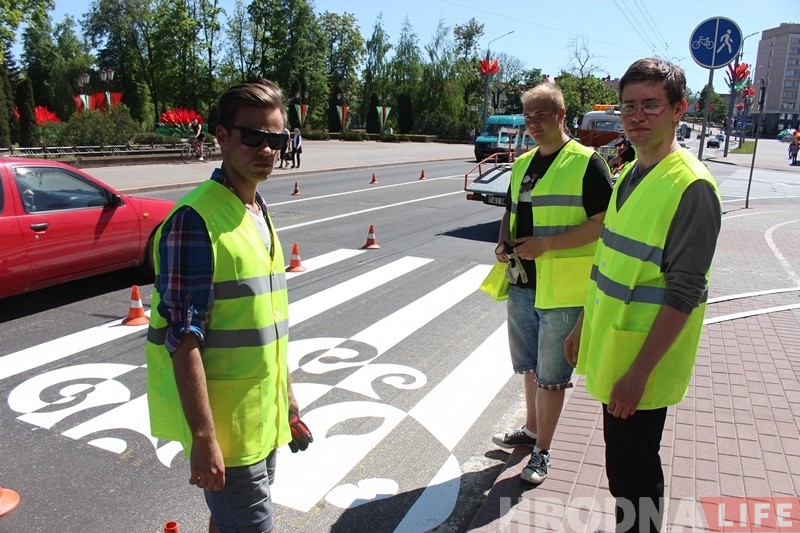 В Гродно на пешеходных переходах начали появляться надписи и рисунки В Гродно на пешеходных переходах начали появляться надписи и рисунки