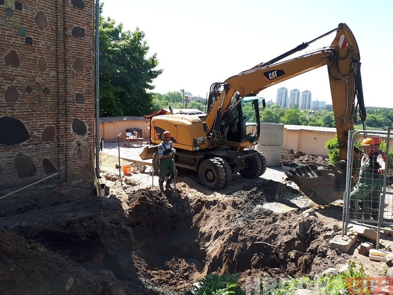 Во время земляных работ у Коложи попадаются захоронения людей Во время земляных работ у Коложи попадаются захоронения людей