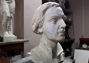 "Не только комиссарам надо памятники ставить". Гродненский скульптор ищет средства на бюст поэту Лейбе Найдус