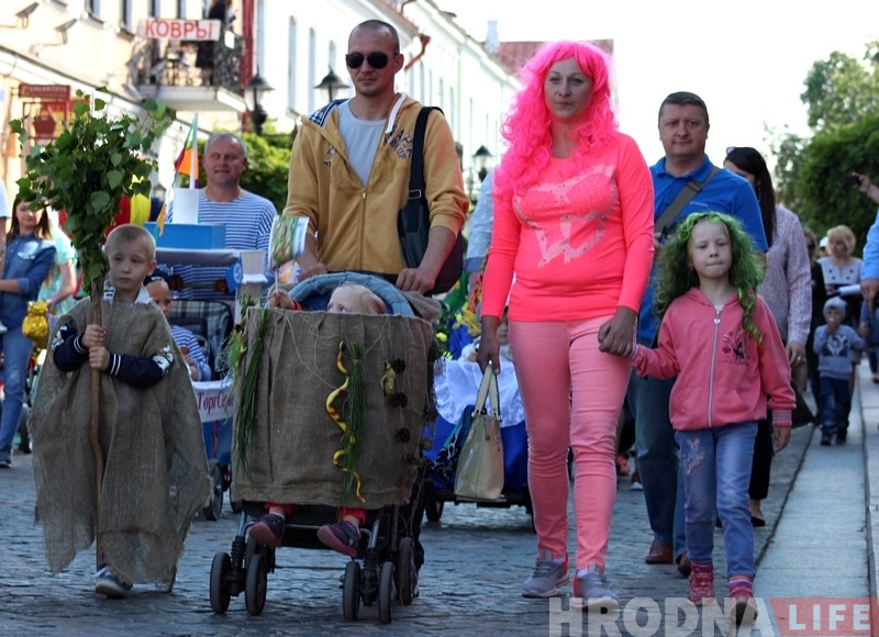 ФОТО: Традиционный парад детских колясок прошел в Гродно ФОТО: Традиционный парад детских колясок прошел в Гродно