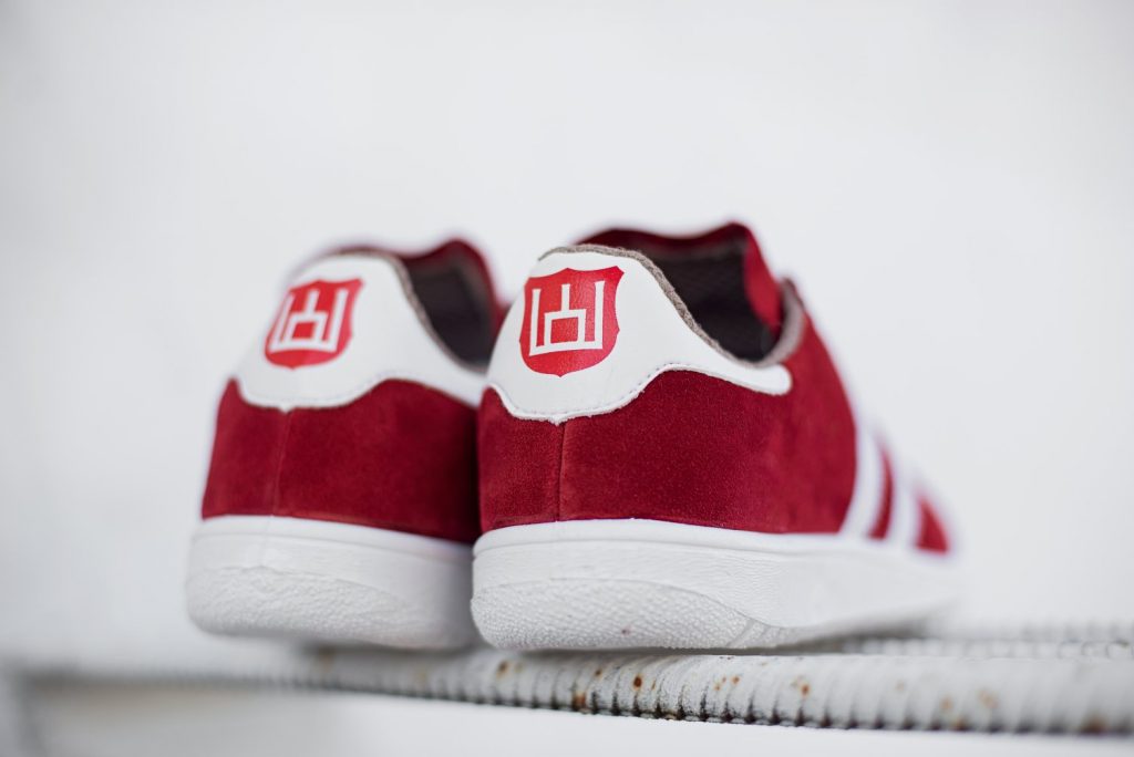 На Лидской обувной фабрике выпустили кеды с гербом ВКЛ