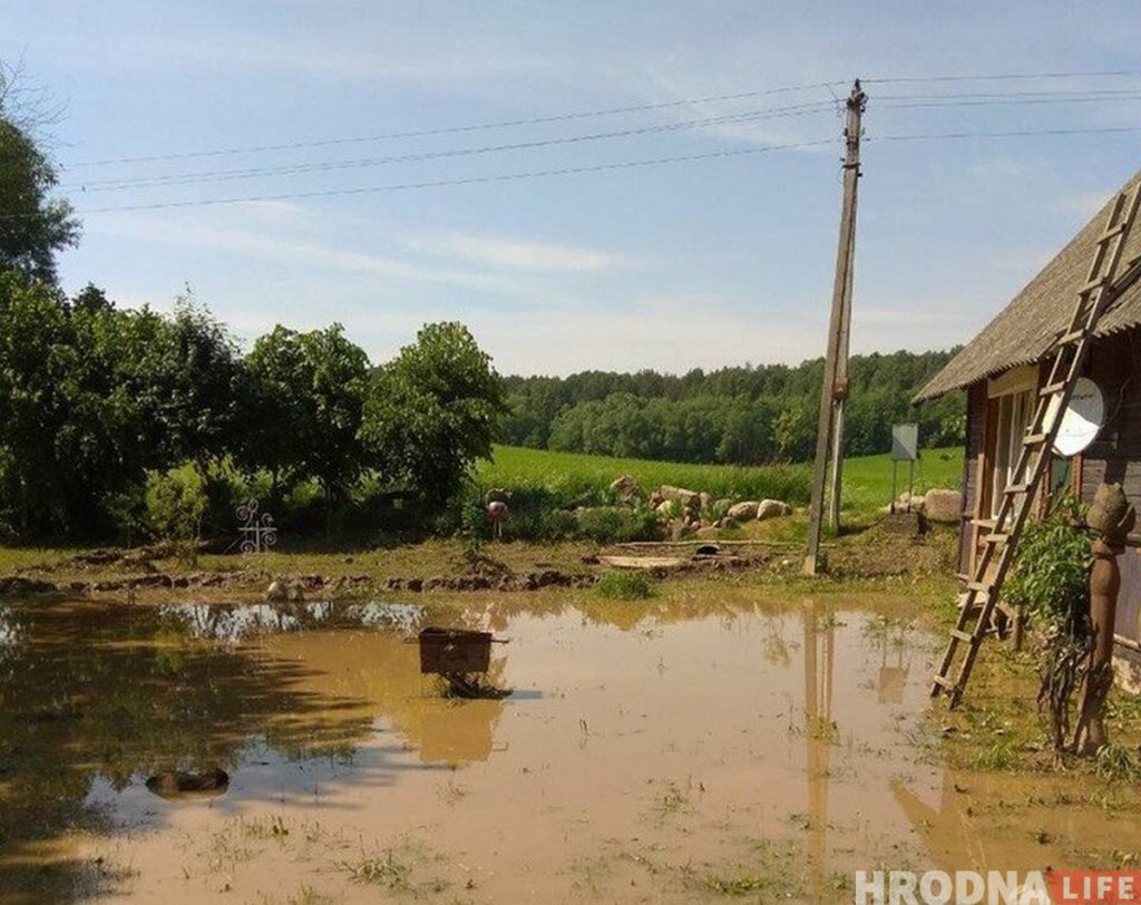 “Паникую, когда в прогнозе грозы". Деревню Рогачи регулярно заливает, потому что колхоз засыпал водоотвод