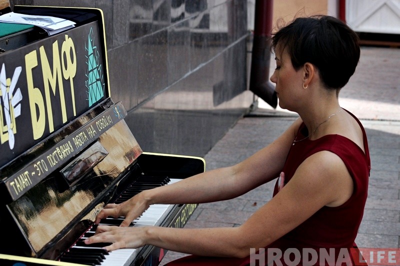 В центре Гродно появилось "городское пианино". Оно простоит 2 дня В центре Гродно появилось "городское пианино". Оно простоит 2 дня