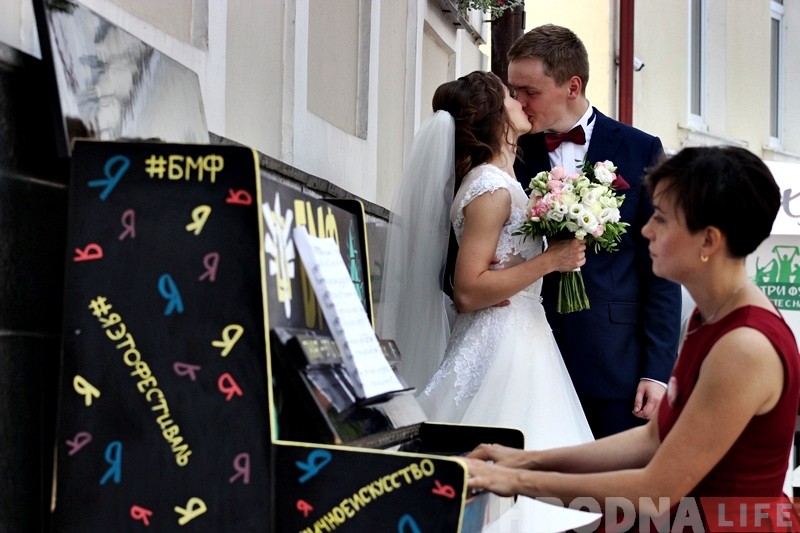 В центре Гродно появилось "городское пианино". Оно простоит 2 дня В центре Гродно появилось "городское пианино". Оно простоит 2 дня