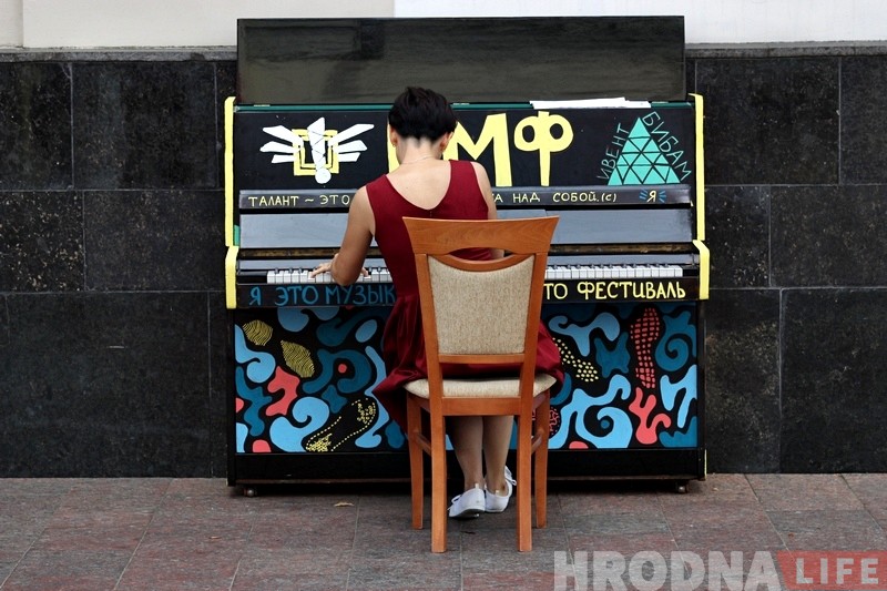 В центре Гродно появилось "городское пианино". Оно простоит 2 дня В центре Гродно появилось "городское пианино". Оно простоит 2 дня