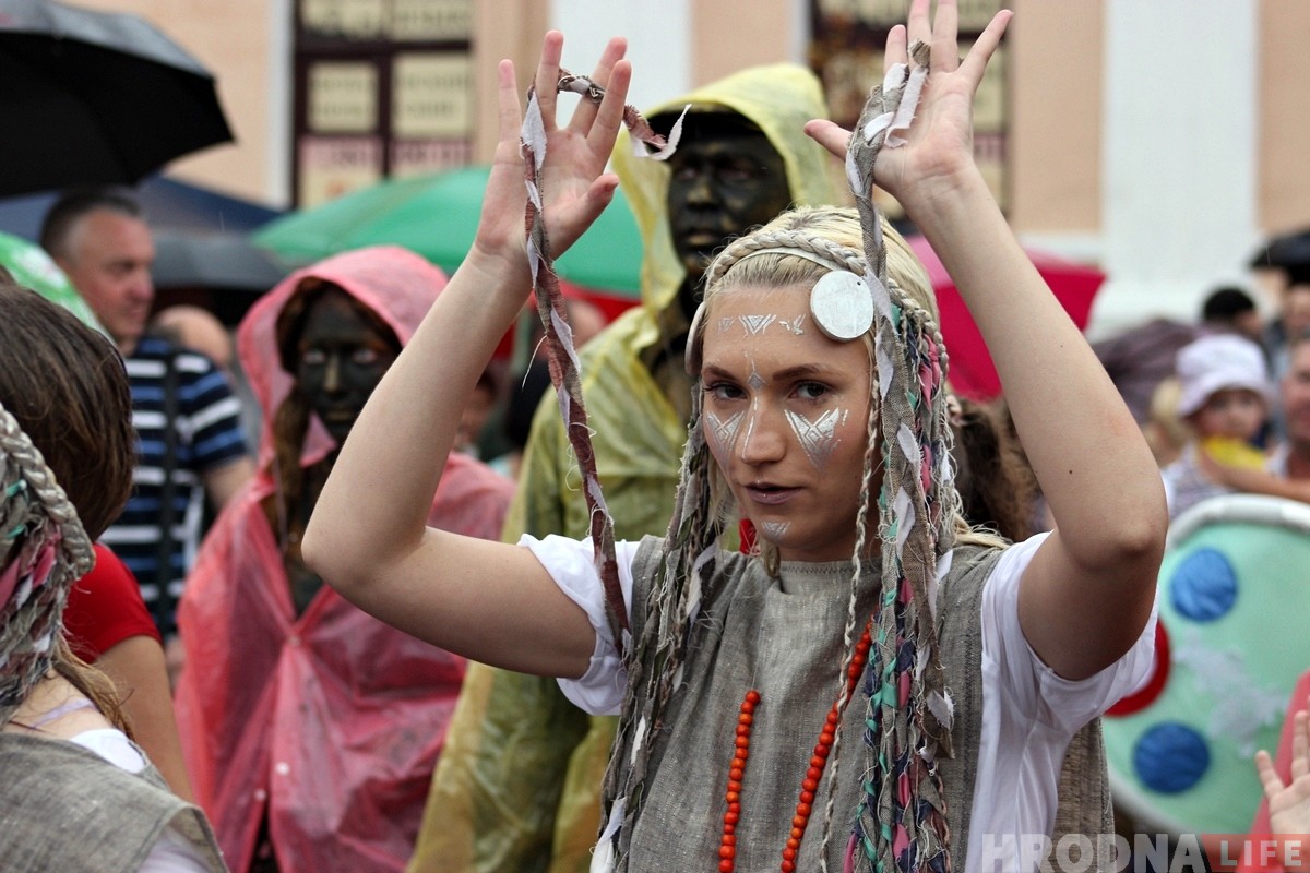 Шествием под проливным дождем открыли в Гродно Биг-мини-фестиваль Шествием под проливным дождем открыли в Гродно Биг-мини-фестиваль