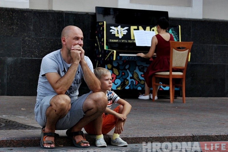 В центре Гродно появилось "городское пианино". Оно простоит 2 дня В центре Гродно появилось "городское пианино". Оно простоит 2 дня