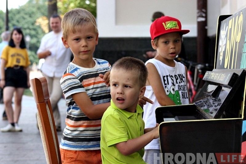 В центре Гродно появилось "городское пианино". Оно простоит 2 дня В центре Гродно появилось "городское пианино". Оно простоит 2 дня