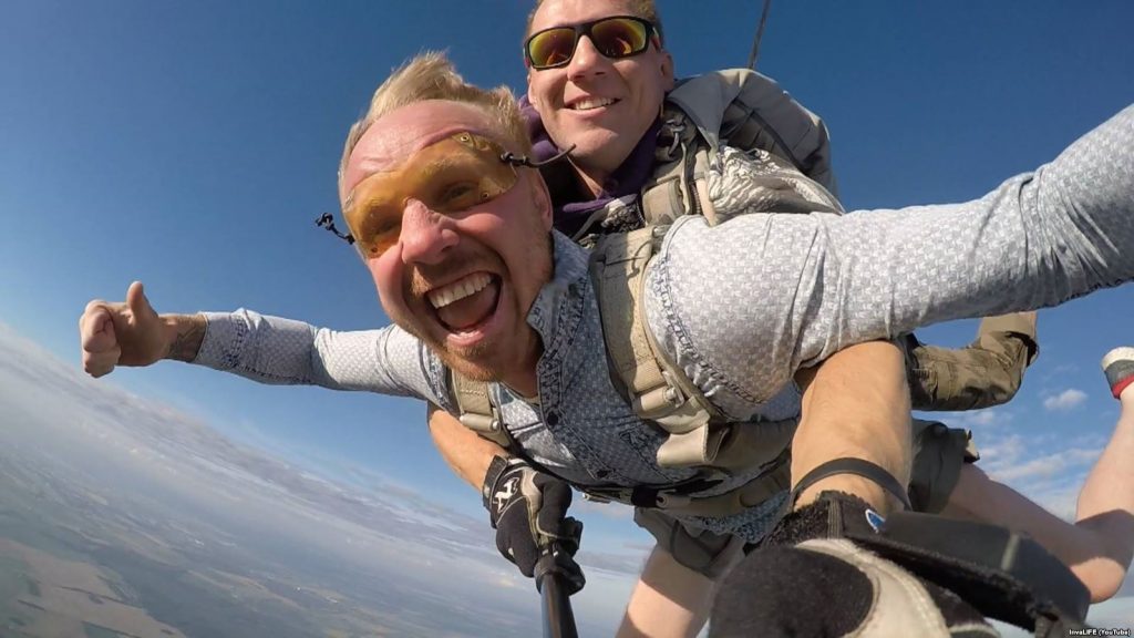 Самый узнаваемый колясочник Беларуси прыгнул с парашютом ради любимой